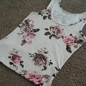 A tanktop wit roses for a design, stretchy, soft,